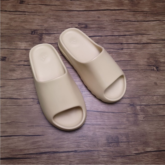 Yeezy Slide Desert Sand